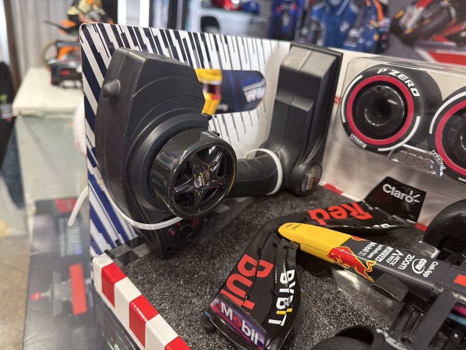 F1 Red Bull RB19 telecomandado. Escala 1:10