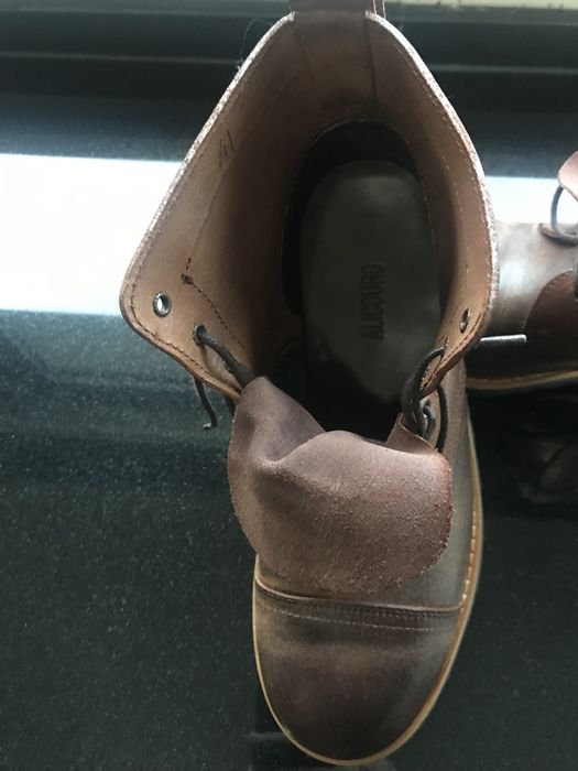 Botas em pele de cor castanha