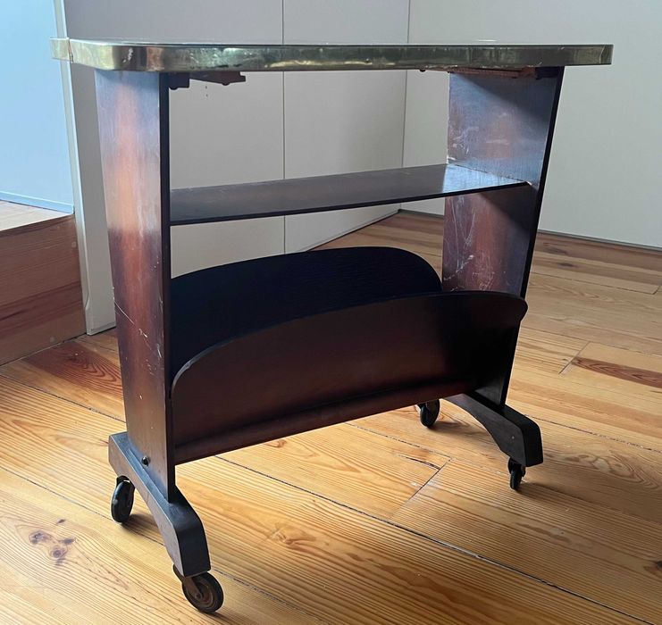 Revistero/ Mesa auxiliar vintage em madeira e vidro – anos 50/60