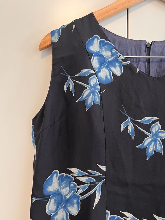 Vestido floral azul e preto
