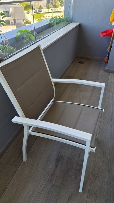 Conjunto de mesa extensivel com 5 cadeiras