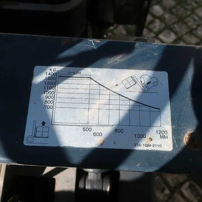 Empilhador Komatsu 1400Kg a Gás, bem estimado.