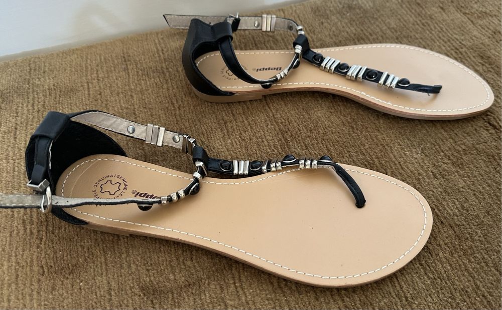 Sandálias rasas em pele