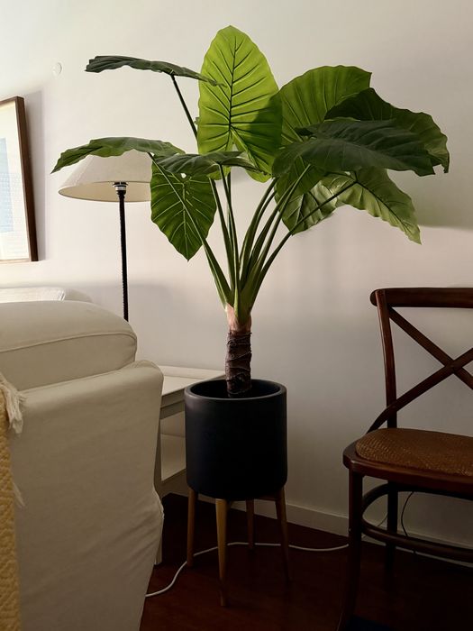 Planta artificial com vaso e suporte elevado