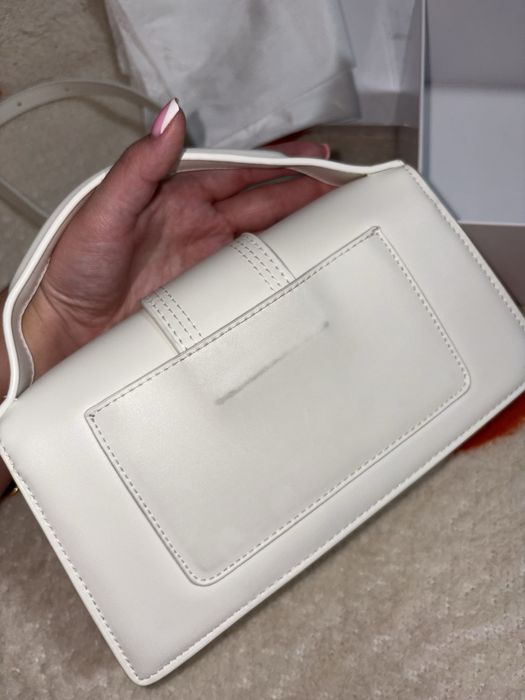 женская сумка Jacquemus Le Bambino белого цвета из гладкой кожи