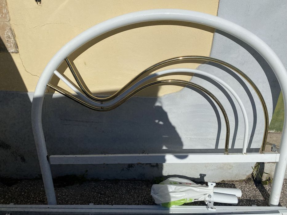 Cama de ferro en branco e dourado