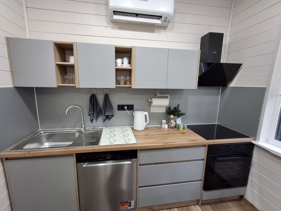 Затишний будинок з банею, терасою та бесідкою з каміном