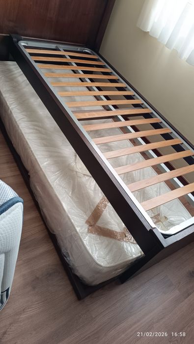 Cama de solteiro maciça, com  estrado duplo que faz outra cama