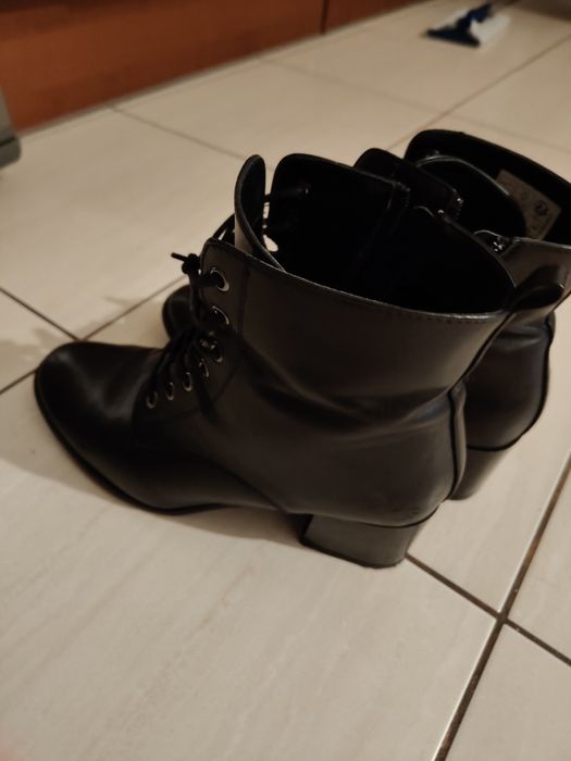 Czarne botki na obcasie