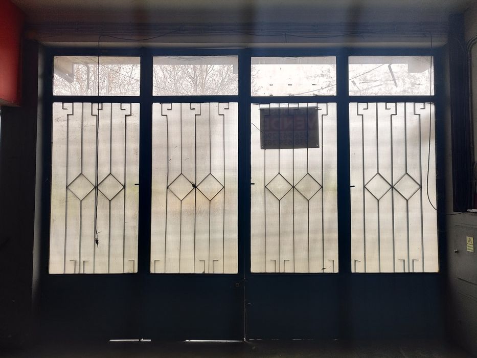 Vendo portao impecável de armazém