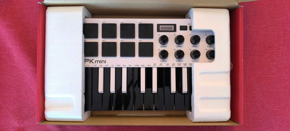 Teclado branco Akai MPK mini 3 - controlador MIDI (Musical Instrument Digital Interface) USB