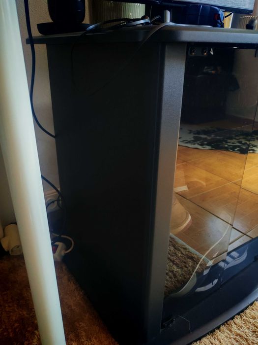 Móvel para TV com Portas de Vidro e Arrumação