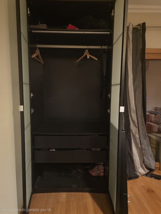 Cama de solteiro e roupeiro.