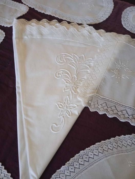 Toalha de renda de bilros bordada