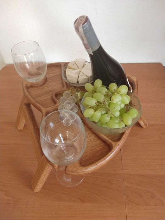 drewniany stolik na wino i dwa kieliszki
