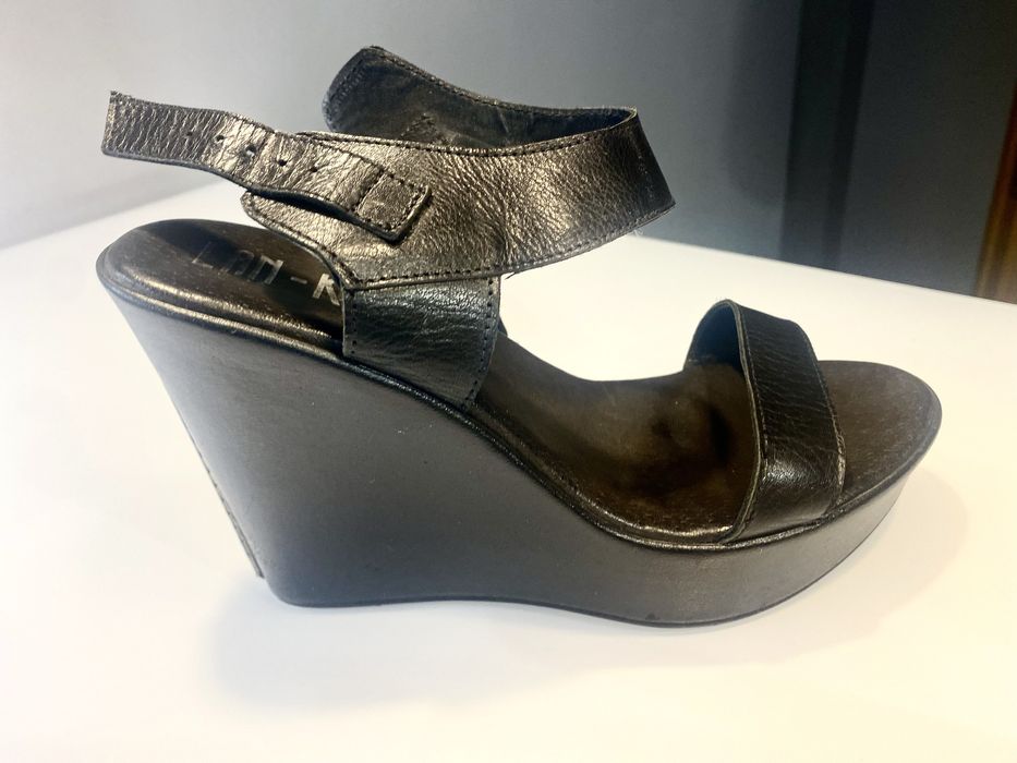 sandały skórzane na koturnie jak Nowe