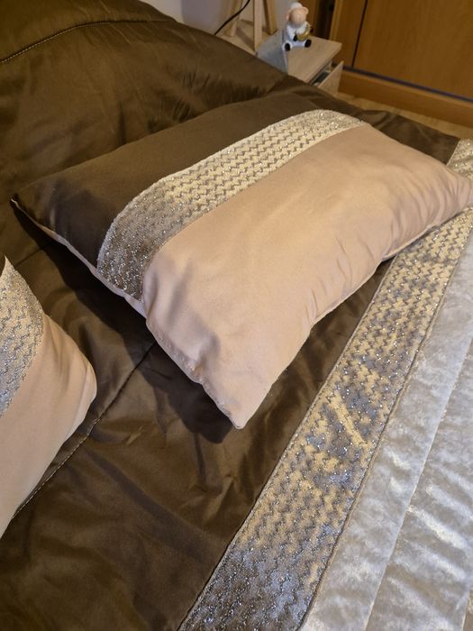 Roupa de cama e almofadas castanhas