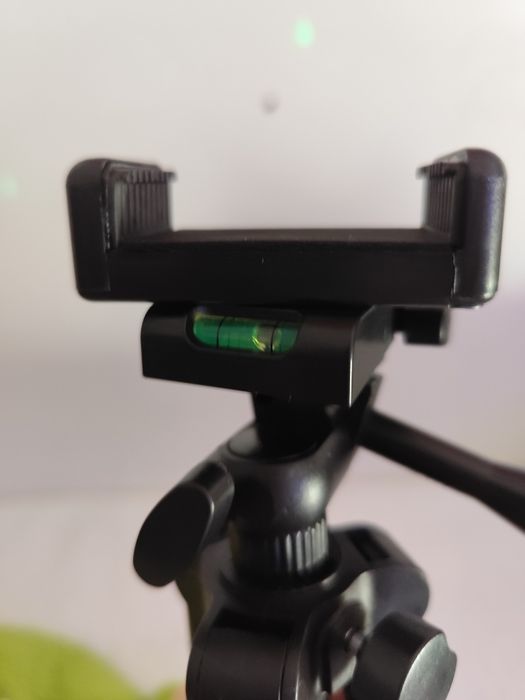 Tripé extensível com nível e comando