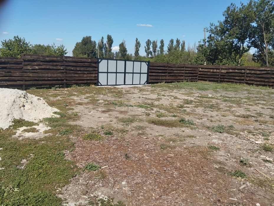 Гарна та велика земельна ділянка з забудовою