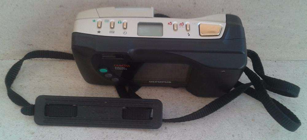 Máquina Fotográfica Digital OLYMPUS CAMEDIA C-840L.