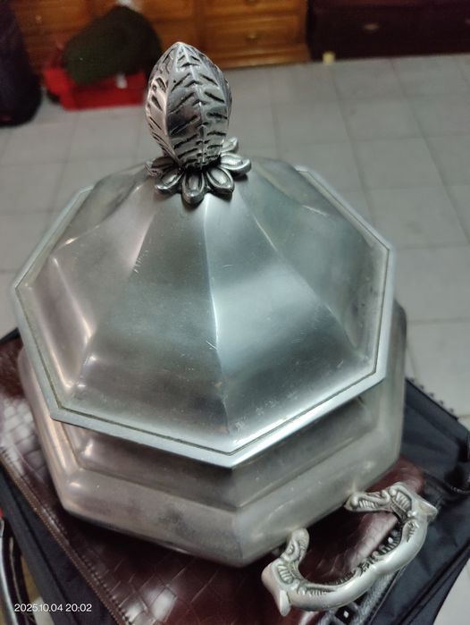 Terrina antiga em estanho