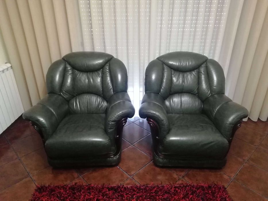 Conjunto sofás de cabedal