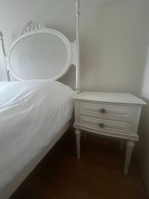 Cama D. Maria lacada com 2 mesinhas de cabeceira