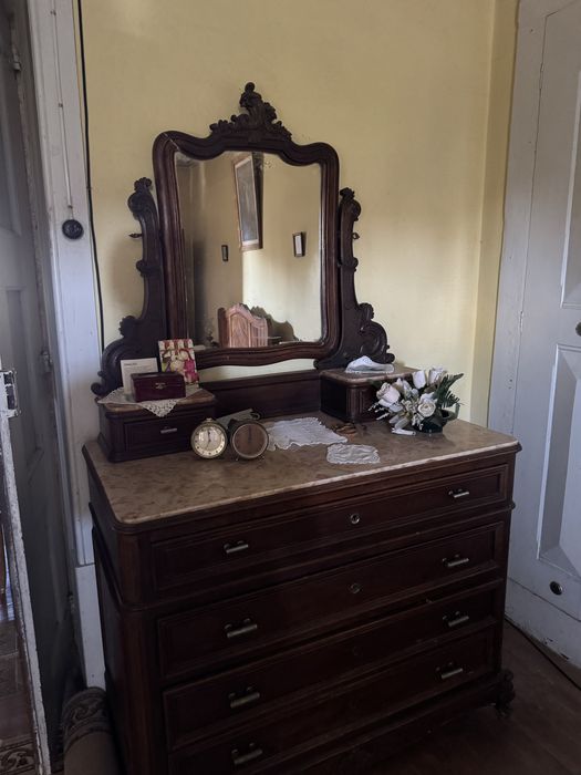 Comoda antiga com marmore