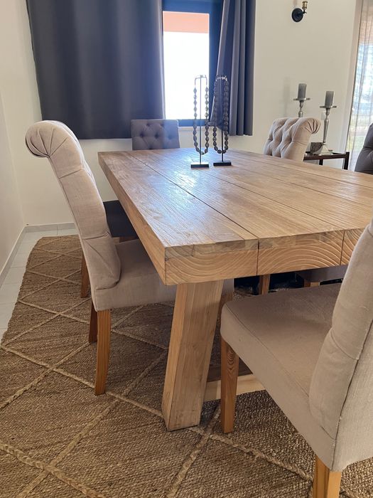 Solid wood dining table in excellent condition