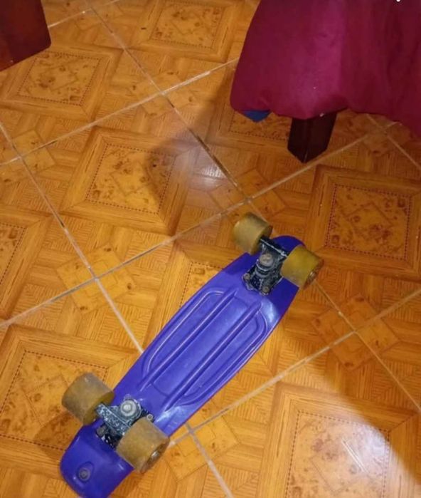 Penny board roxa e amarela