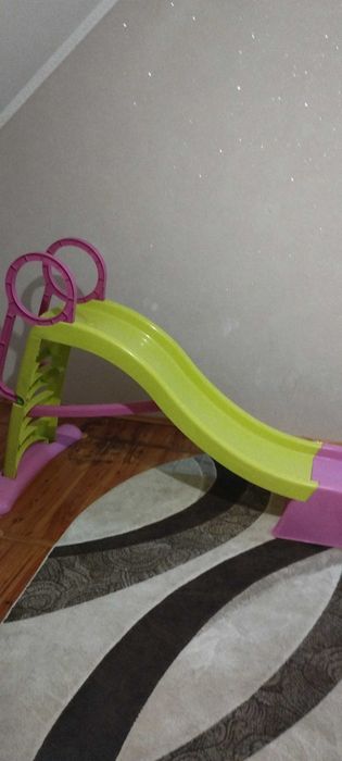 Дитяча гірка в ідеальному стані