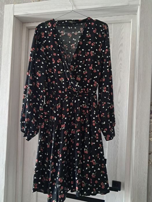 Продам 2 плаття  44-46р