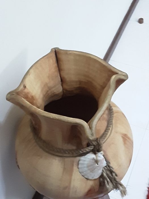 Jarrão  grande  80 cm altura em barro  pintado e concha