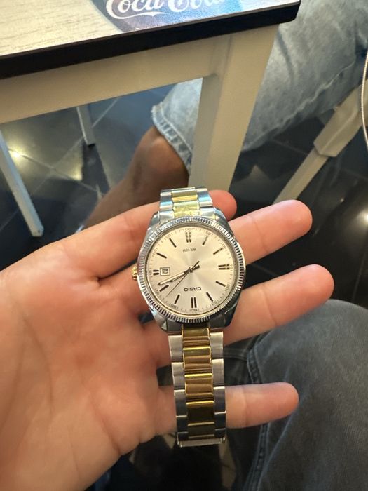 Relógio Casio prateado e dourado