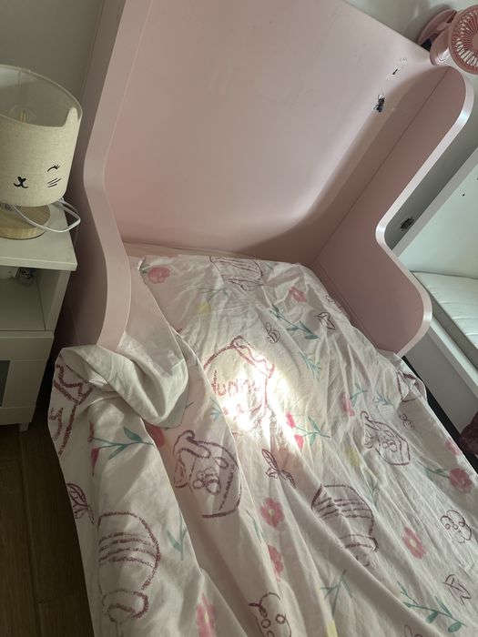 Cama extensivel de crianca rosa