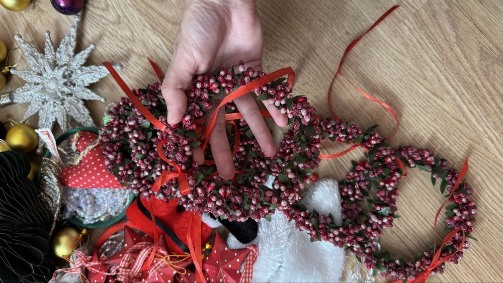 Новорічні іграшки в комплекті зі штучною ялинкою