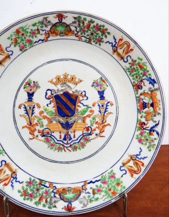 Prato brasonado de Hong Kong.