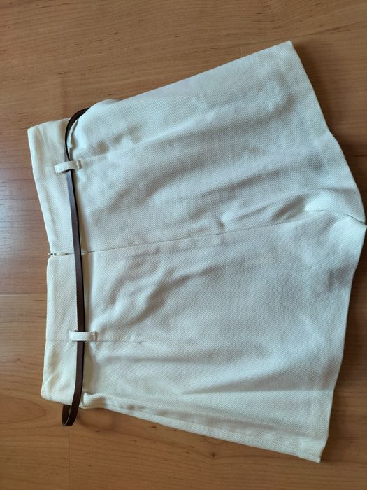 Calções branco sujo, com cinto Stradivarius