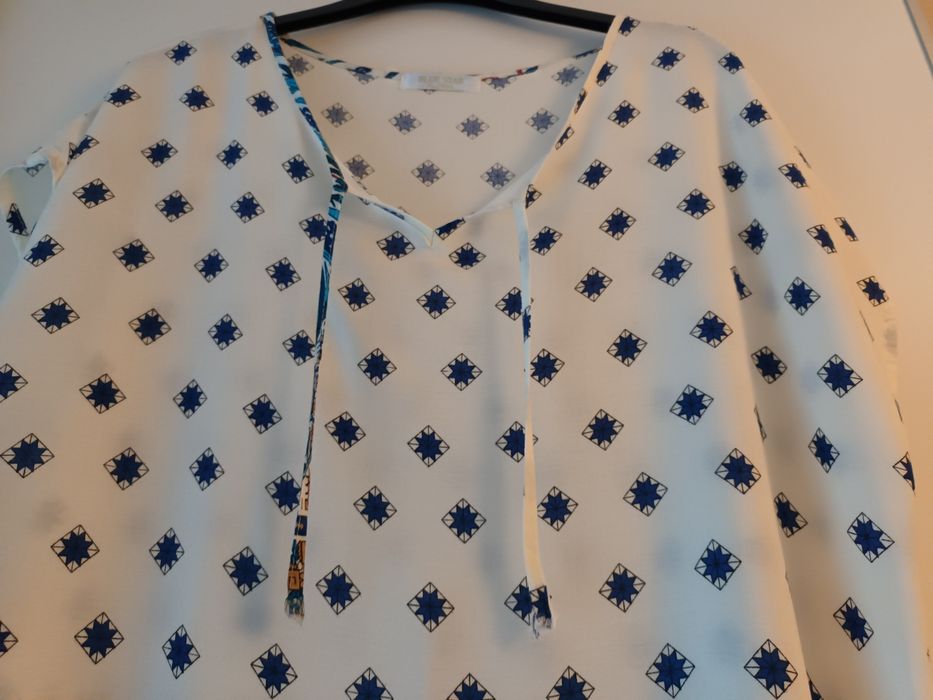 Vestido curto creme com padrão azul