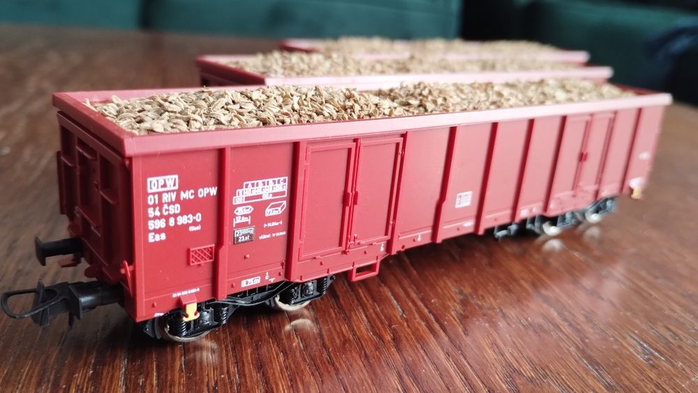 3 szt. Wagony czteroosiowe ROCO, towarowe z ładunkiem, H0