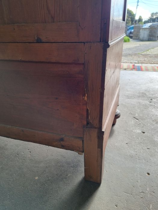 Roupeiro Centenário de Madeira Maciça