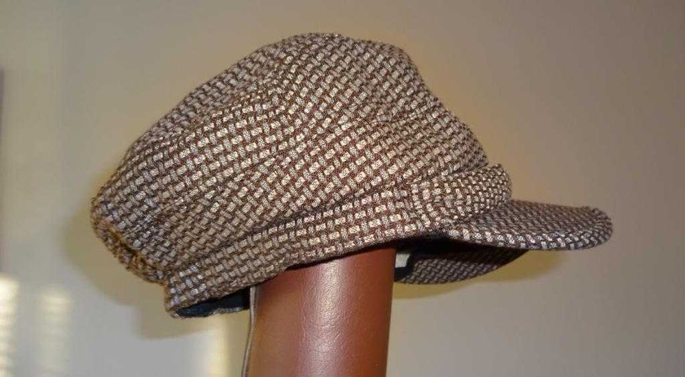 Czapka Zimowa Z Daszkiem Pepitka W Brązach, Ładna i Praktyczna