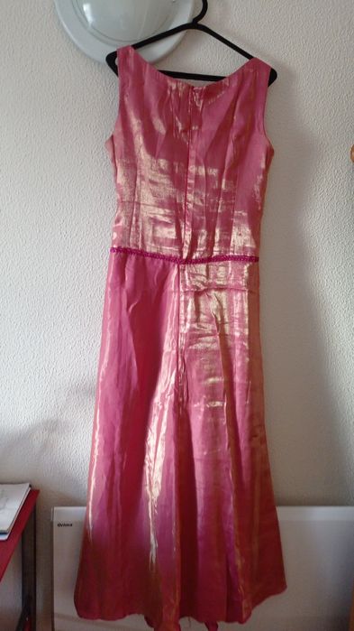 Vestido de gala. Vendo os dois por 75 euros . Não envio por correio.