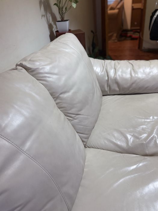 Sofa em pele beje