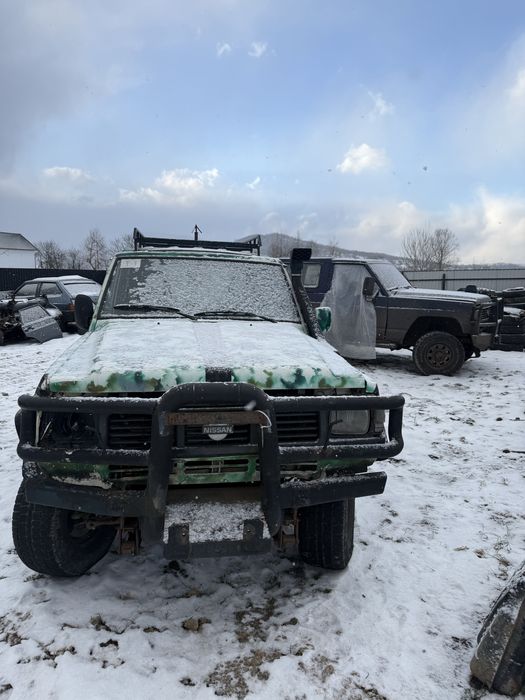 Рейсори Нісан патрол зад перед