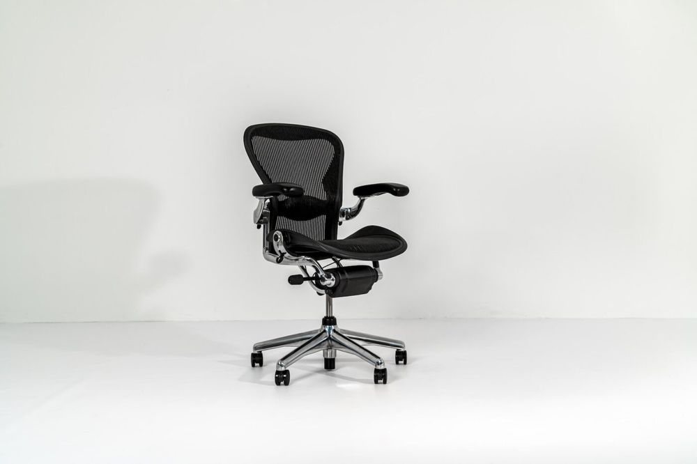 Cadeira Herman Miller- Aeron executive- estrutura polida