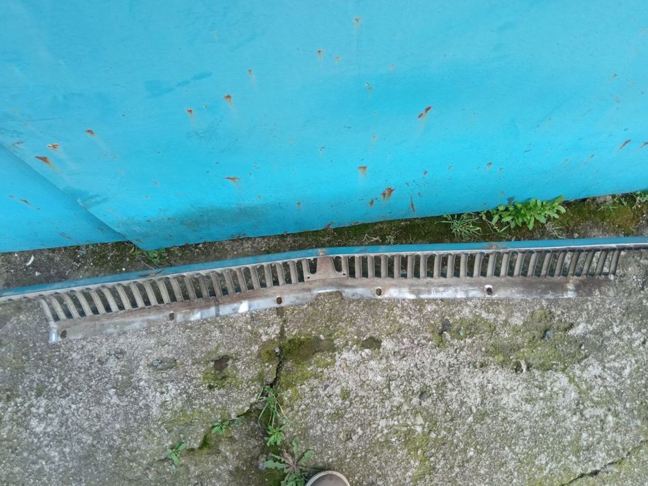 Передняя решетка на авто ГАЗ 24