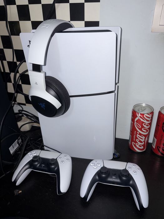 PlayStation 5 (PS5) Slim Digital + 2 Comandos DualSense + Headset Razer