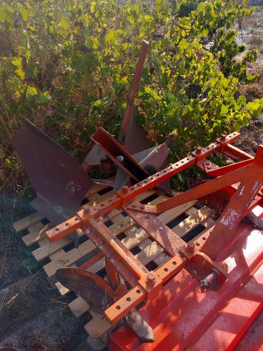 Tractor em muito bom estado com alfaias