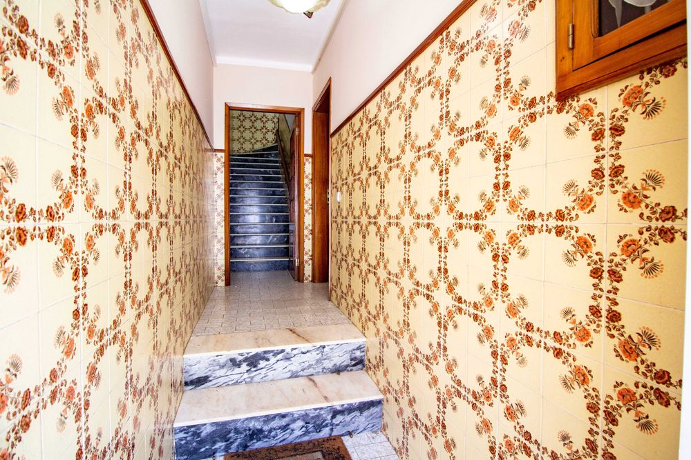 Moradia unifamiliar com dois pisos e logradouro
